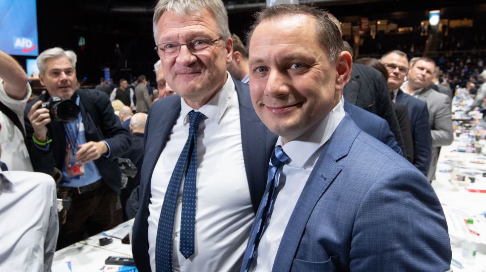 30.11.2019, Niedersachsen, Braunschweig: Jörg Meuthen (l) und Tino Chrupalla, neugewählte Bundessprecher der AfD, stehen beim Parteitag der AfD. 