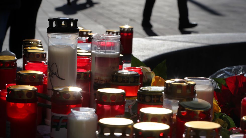 09.12.2019, Bayern, Augsburg: Grablichter stehen an einem Rondell am Königsplatz. Ein Mann war am Abend des 06.12.2019 hier bei einer Auseinandersetzung mit einer Gruppe von Jugendlichen so schwer verletzt worden, dass er noch vor Ort starb.