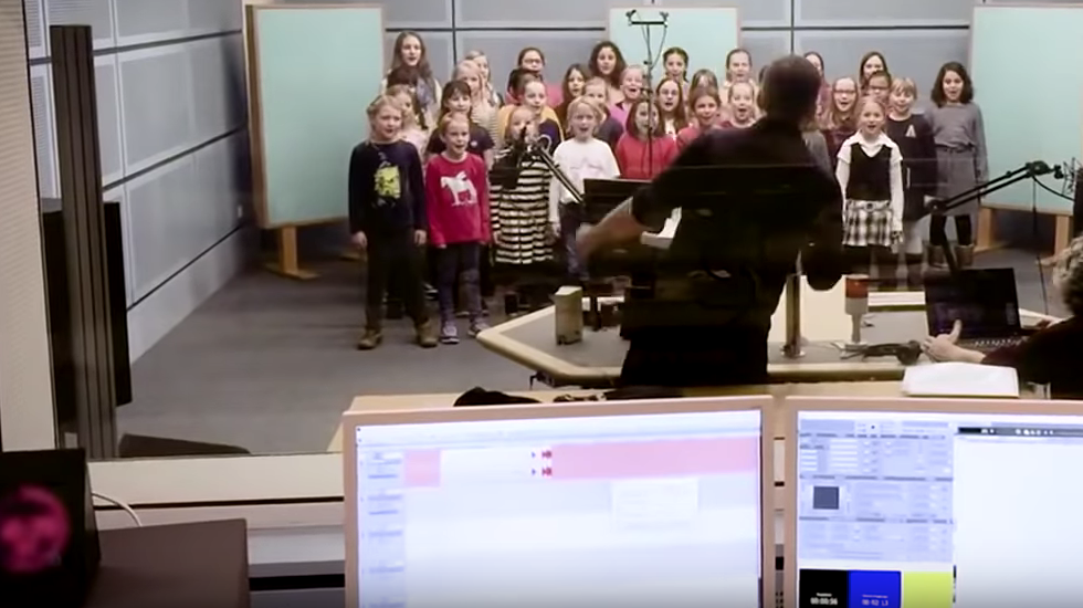 Der Kinderchor des WDR nimmt einen Satire-Song auf, der Omas als „alte Umweltsäue“ verunglimpft