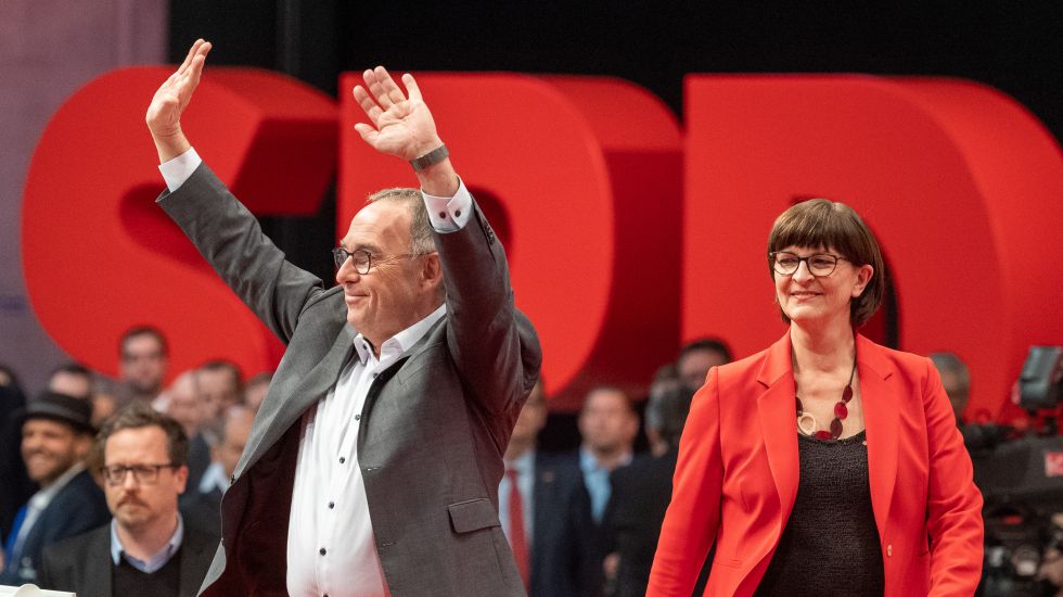 06.12.2019, Berlin: Saskia Esken und Norbert Walter-Borjans lächeln als neugewählte Bundesvorsitzende der SPD beim SPD-Bundesparteitag nach der Wahl. Vom 06. Dezember 2019 bis zum 08. Dezember 2019 will die SPD bei dem Parteitag eine neue Führungsmannschaft wählen.