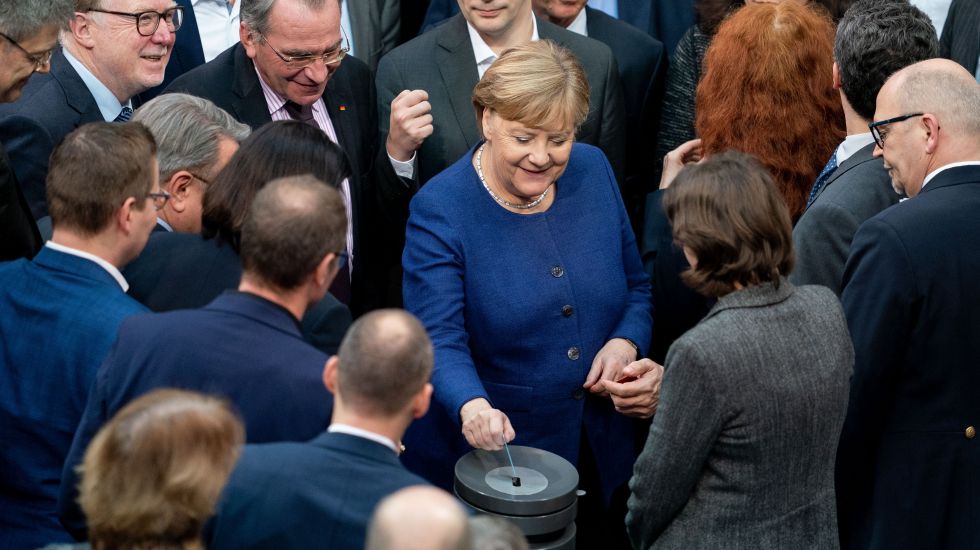 16.01.2020, Berlin: Bundeskanzlerin Angela Merkel (CDU, M) gibt bei der Sitzung des Bundestages ihre Stimmkarte bei der namentlichen Abstimmung über neue Organspende-Regeln ab. 