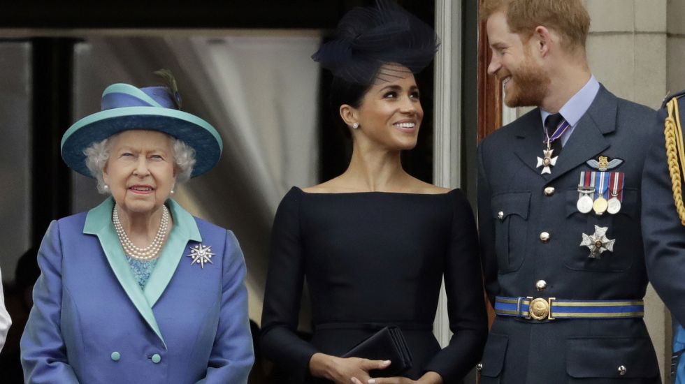 Queen Elizabeth, ihr Enkel Harry und dessen Frau Meghan auf dem Balkon des Buckingham Palace im Januar 2018