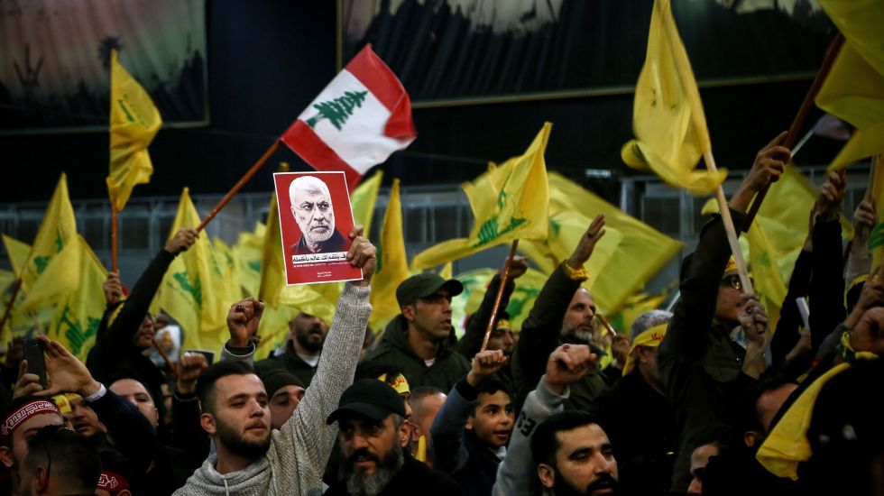 In Beirut fordern Anhänger der mit dem Iran verbindeten Hisbollah Rache für den Mord an General Soleimani 
