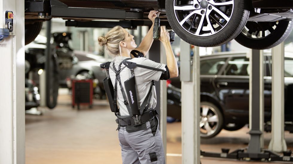 exoskelette-zukunft-arbeit-automobilindustrie-mensch-maschine