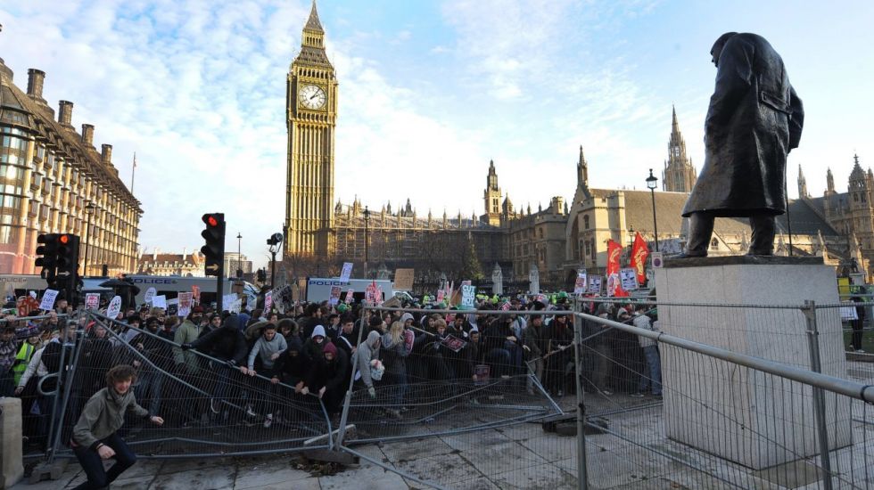 Sturm auf Churchill: Demonstranten auf dem Parliament Square/dpa