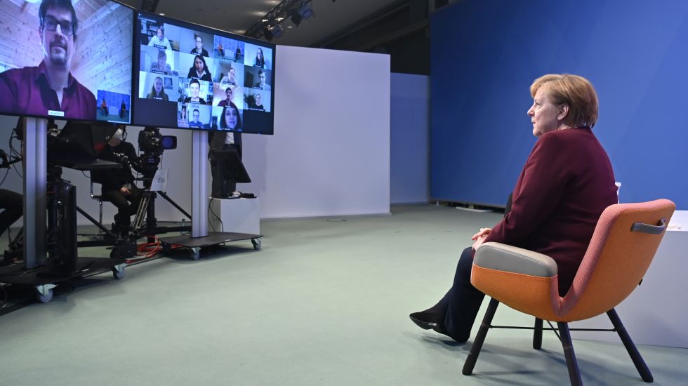 Angela Merkel führt vom Kanzleramt aus einen virtuellen Bürgerdialog / dpa