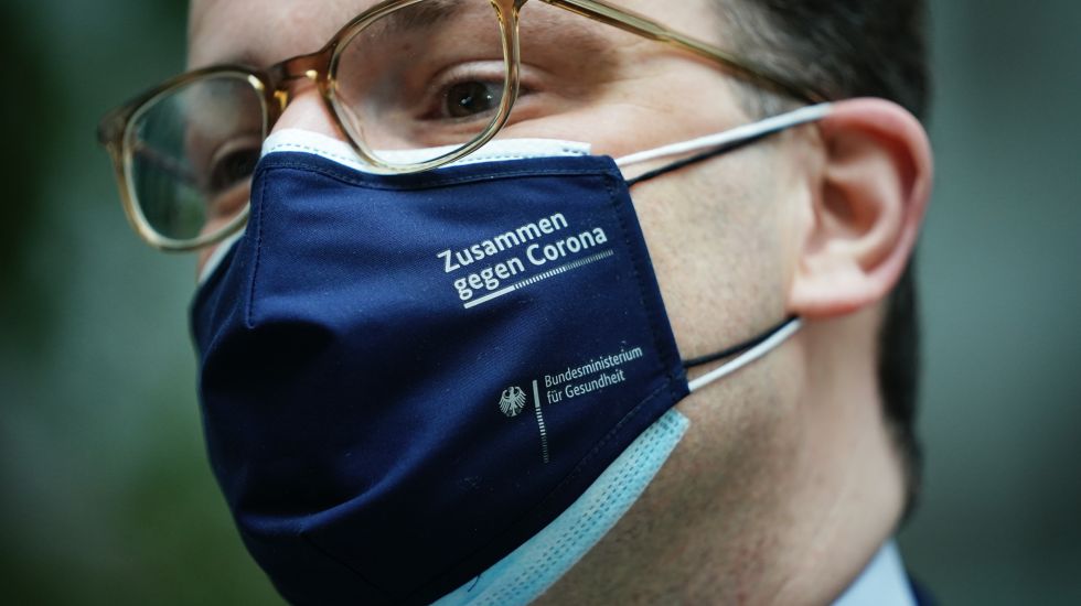 Jens Spahn (CDU), Bundesminister für Gesundheit, wartet vor seiner Pressekonferenz zum Impfstart in Hausarztpraxen mit einer Maske mit der Aufschrift „Zusammen gegen Corona“.