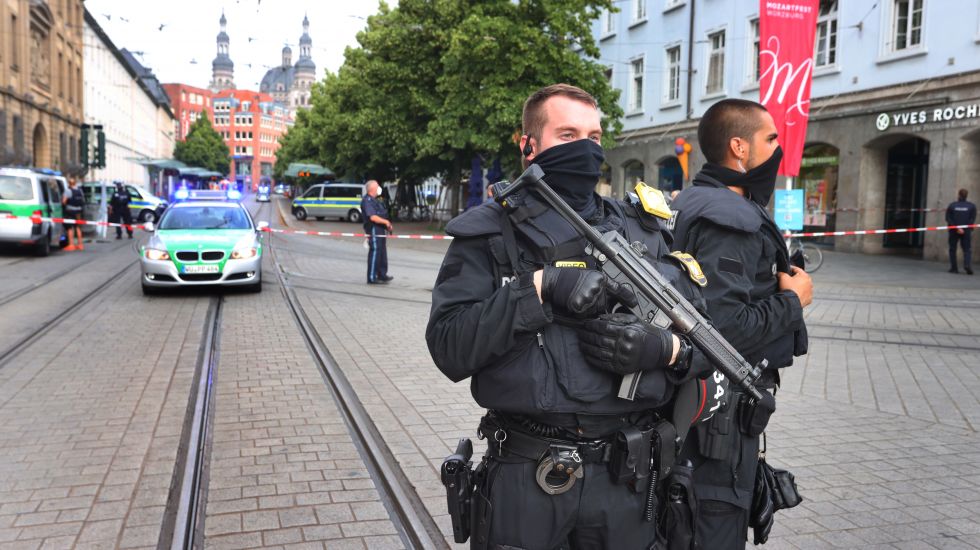 Polizisten stehen in der Innenstadt. Bei einer Messerattacke in der Würzburger Innenstadt sind am Freitag mehrere Menschen getötet worden