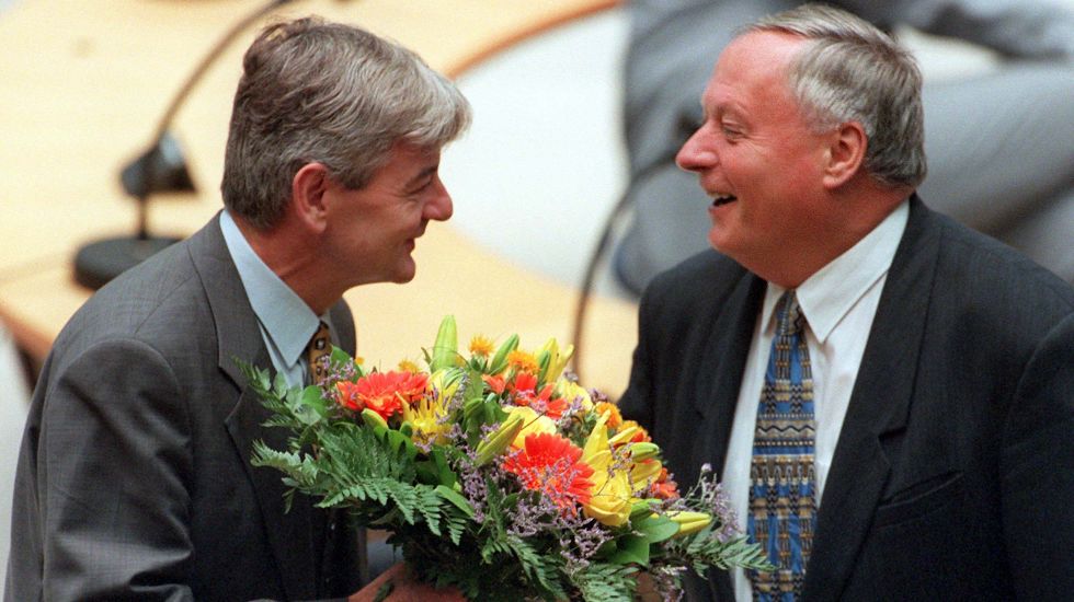 Mit Blumen in der Hand begrüßt der Fraktionsvorsitzende von Bündnis 90/Die Grünen, Joschka Fischer (l), am 10.9.1997 zu Beginn des zweiten Tages der Haushaltsdebatte im Bonner Bundestag den SPD-Vorsitzenden Oskar Lafontaine. 
