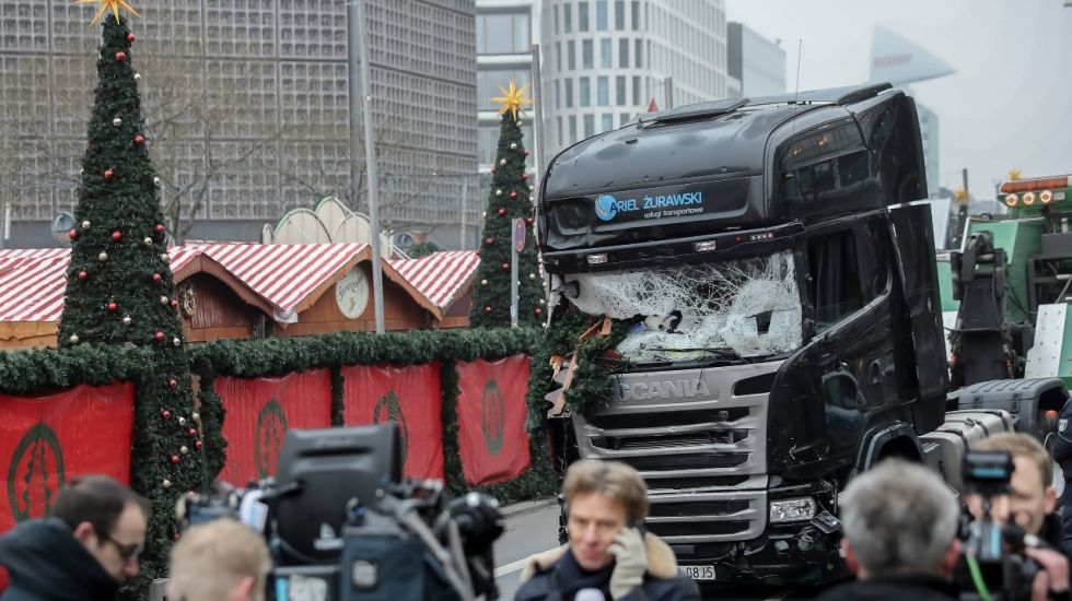 Zerstörter LKW auf dem Berliner Breitscheidplatz nach dem Terroranschlag in 2016