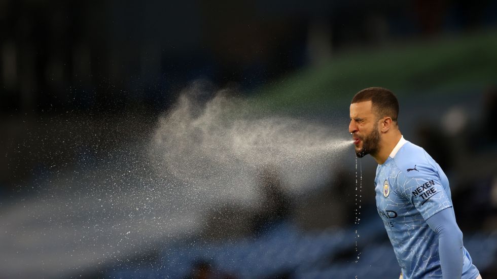 Kyle Walker von Manchester City spuckt vor dem Spiel Wasser