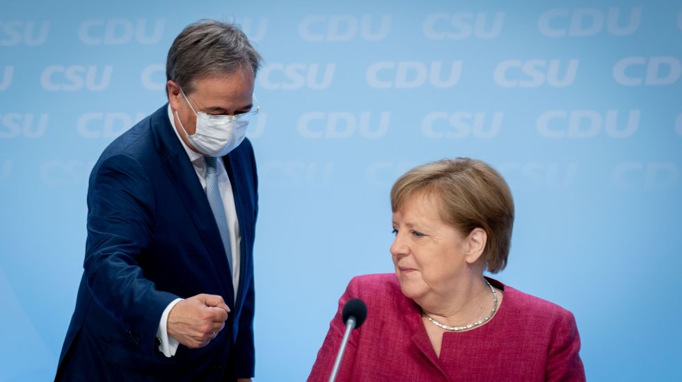 Der Parteivorsitzende und Kanzlerkandidat der Union Armin Laschet hält seine Faust zur Begrüßung in Richtung Angela Merkel