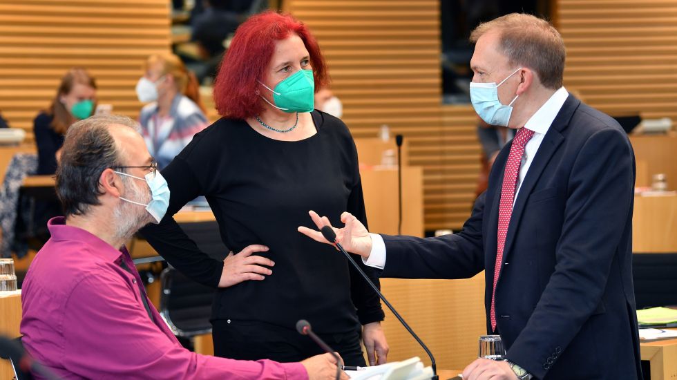 Steffen Dittes (l-r, Die Linke), Astrid Rothe-Beinlich (Bündnis90/Die Grünen) und Matthias Hey (SPD), Fraktionsvorsitzende ihrer Parteien, sprechen im Plenarsaal des Thüringer Landtags