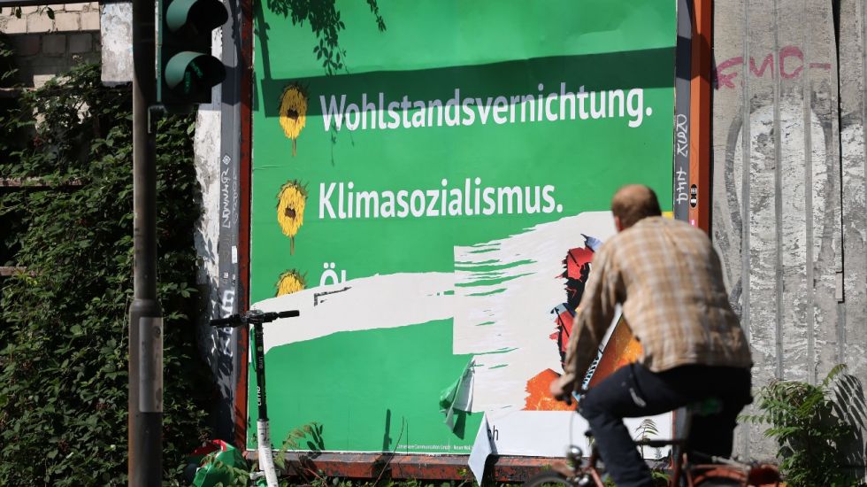 Halb abgerissenes Plakat der Aktion #GünerMist2021