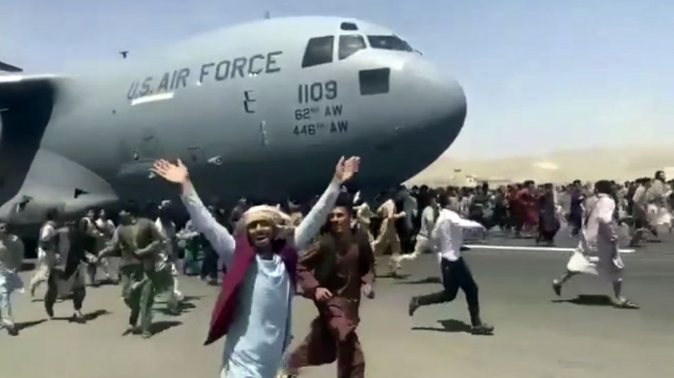 Menschen am Flughafen Kabul