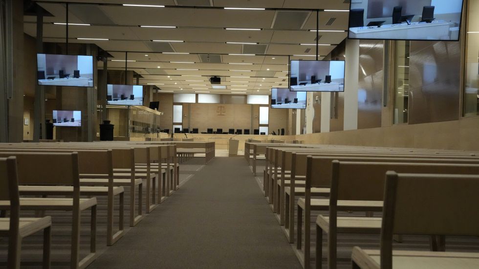 Ein speziell gebauter Gerichtssaal im Gerichtsgebäude. In einem riesigen, speziell angefertigten Gerichtssaal werden in Frankreich 20 Männer angeklagt, die an den Terroranschlägen des Islamischen Staates vom 13. November 2015 in Paris beteiligt waren.