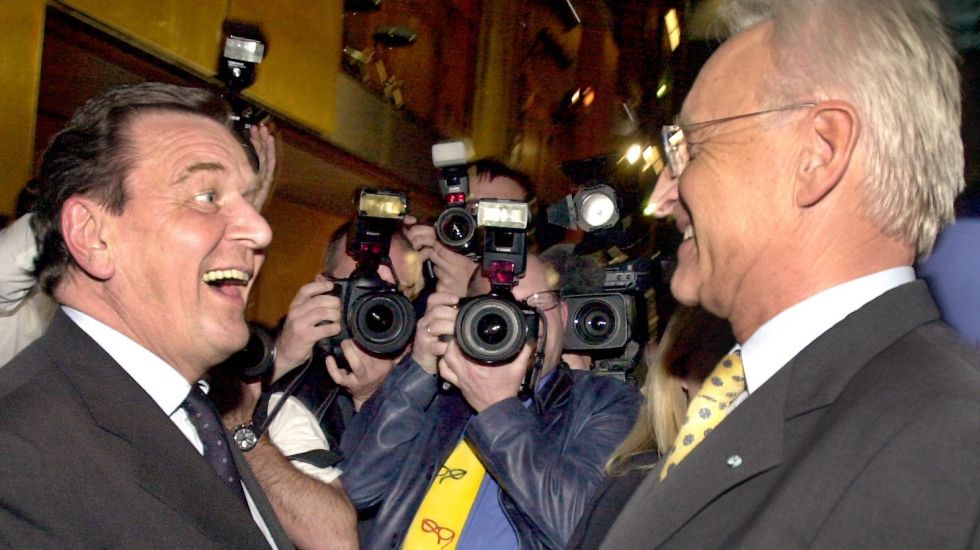 Der damalige Kanzler Gerhard Schröder (l) und Unions-Kanzlerkandidat für die Bundestagswahl 2002, Edmund Stoiber, bei einem Treffen in Berlin. Zum Schluss lachte Schröder/ dpa