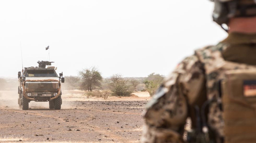 Ein Fahrzeug vom Typ Dingo der Gebirgsjäger fährt durch die Wüste während einer Aufklärungsmission im Rahmen der UN-Mission MINUSMA in Gao. 