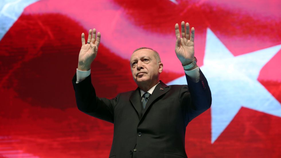 Erdogan vor türkischer Flagge