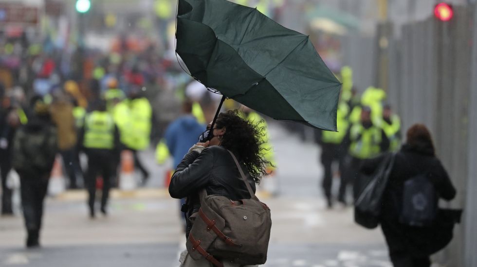 Frau mit Regenschirm in Glasgow