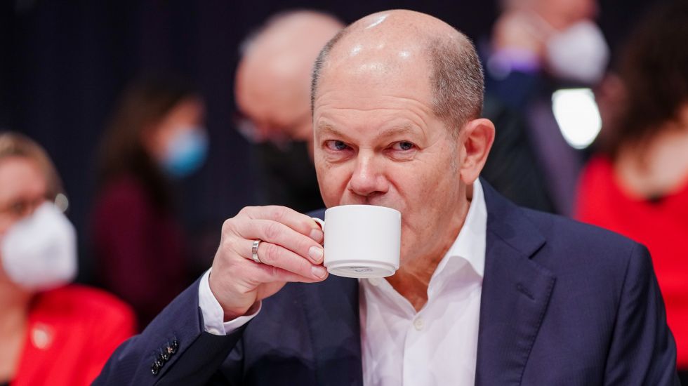Bundeskanzler Olaf Scholz (SPD) trinkt aus einer Tasse