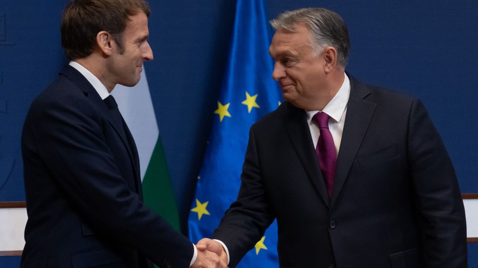 Macron und Orban schütteln sich die Hand