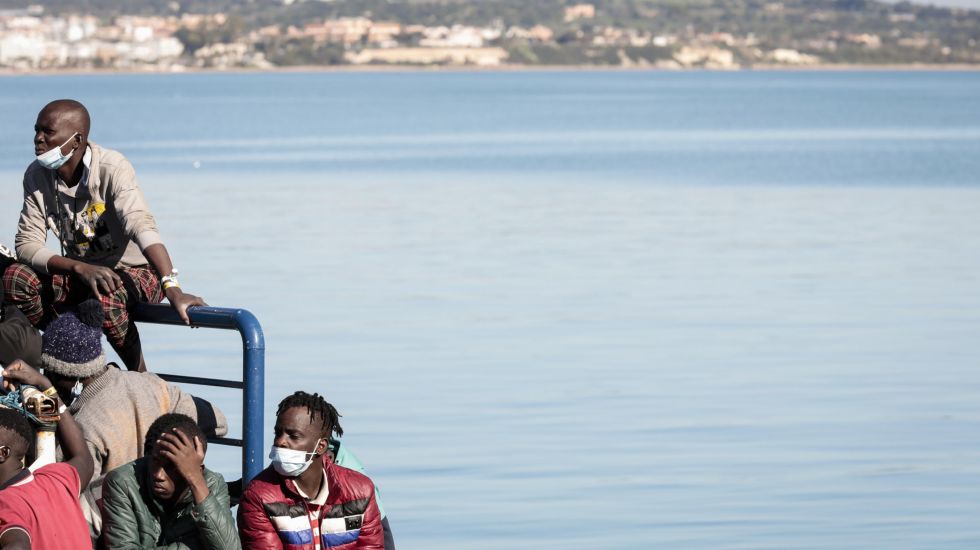 Flüchtlinge in einem italienischen Hafen