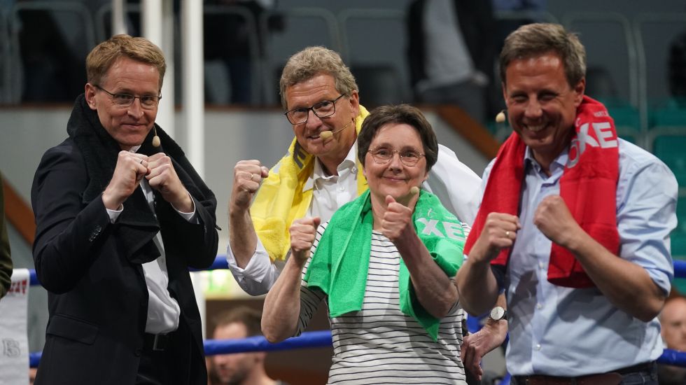 Daniel Günther (l-r), Ministerpräsident und CDU-Spitzenkandidat, Bernd Buchholz, Spitzenkandidat der FDP, Monika Heinold, Spitzenkandidatin von Bündnis 90/Die Grünen, und Thomas Losse-Müller, Spitzenkandidat der SPD, stehen nach dem "Politboxen" in der Nordmarkhalle gemeinsam im Boxring. 