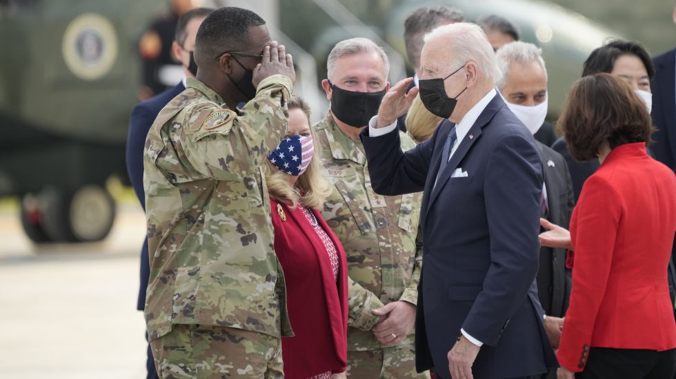 Joe Biden salutiert einem US-Soldaten