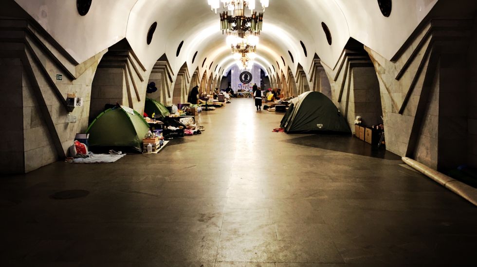 Zelte im Korridor einer U-Bahn-Station