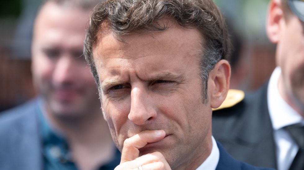 Emmanuel Macron legt grübelnd den Finger auf den Mund 