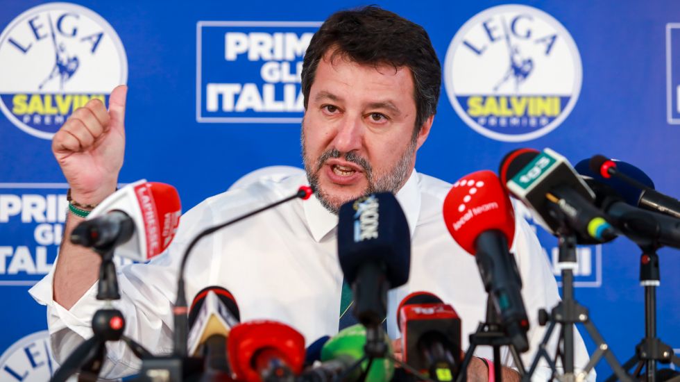 Matteo Salvini gestikuliert erregt bei einer Pressekonferenz