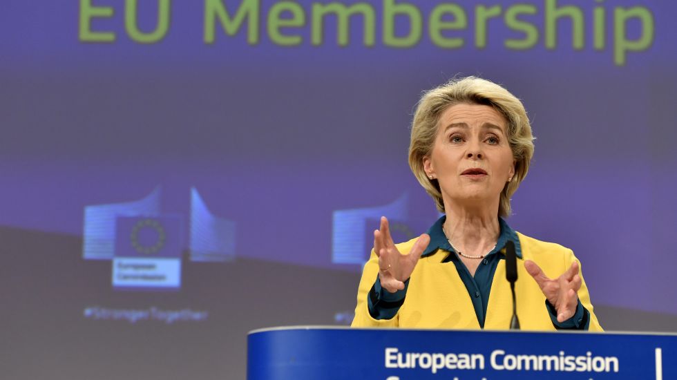 Die Präsidentin der EU-Kommission, Ursula von der Leyen (CDU), in gelb-blauer Kleidung