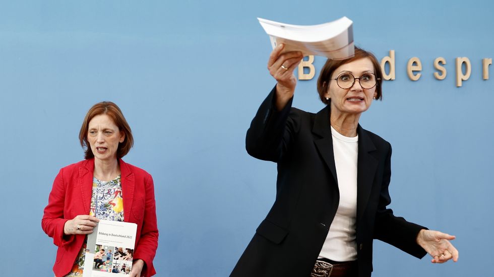 Karin Prien (l, CDU), Präsidentin der Kultusministerkonferenz, und Bettina Stark-Watzinger (FDP),Bildungsministerin