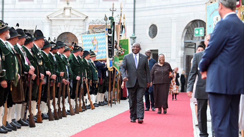 Der bayerische Ministerpräsident Markus Söder begrüßt Südafrikas Staatschef Cyril Ramaphosa / dpa