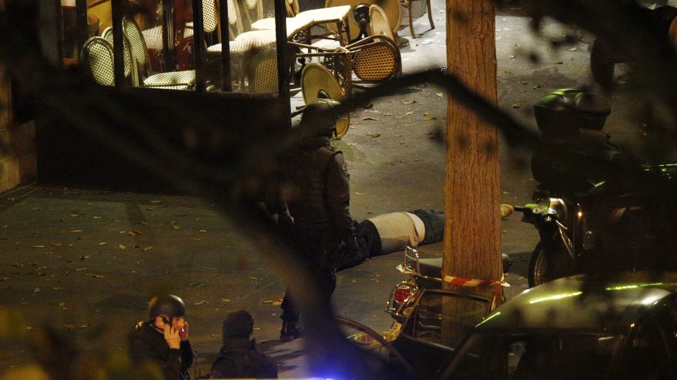 Szene vor dem Pariser Club Bataclan beim Terroranschlag von 2015