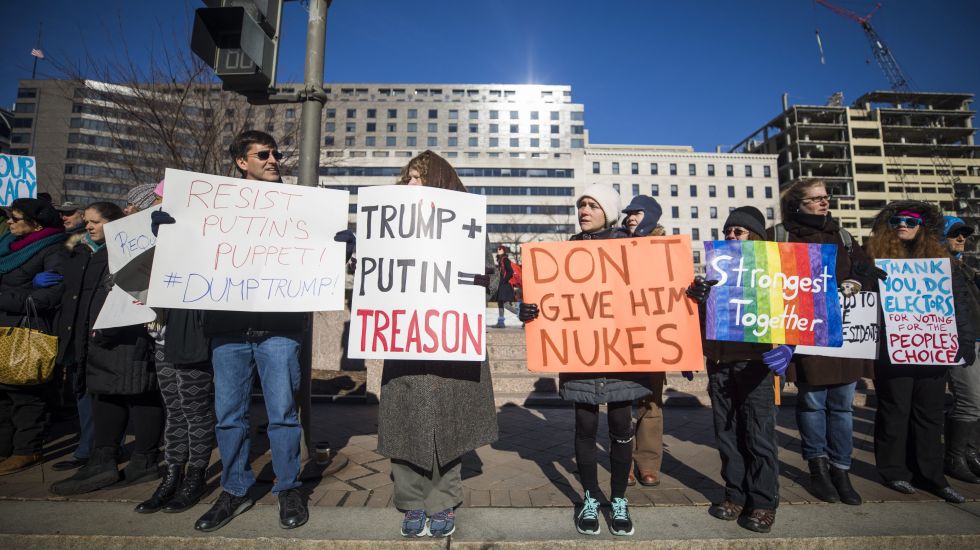 Demonstranten halten Schilder während einer Demonstration gegen die Wahl von Präsident Donald Trump durch das Nationale Wahlmännerkollegium vor dem Wilson Building in Washington, DC, USA, 19. Dezember 2016