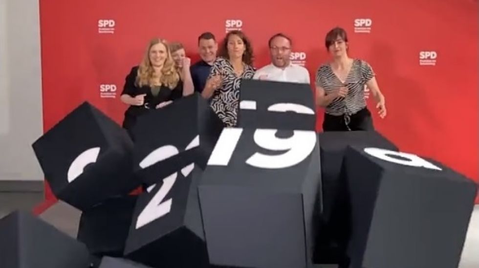 SPD-Parteimitglieder treten Blöcke mit Aufschrift §219a ein
