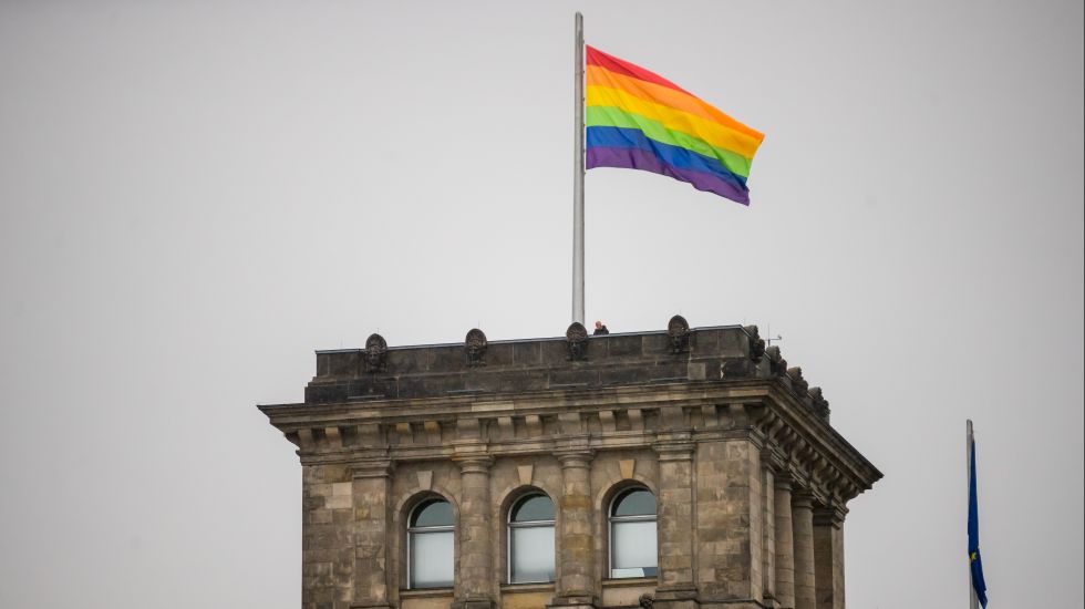 Die Regenbogenfahne wird anlässlich des Berliner Christopher Street Day (CSD) auf dem Südwestturm des Reichstagsgebäudes gehisst.
