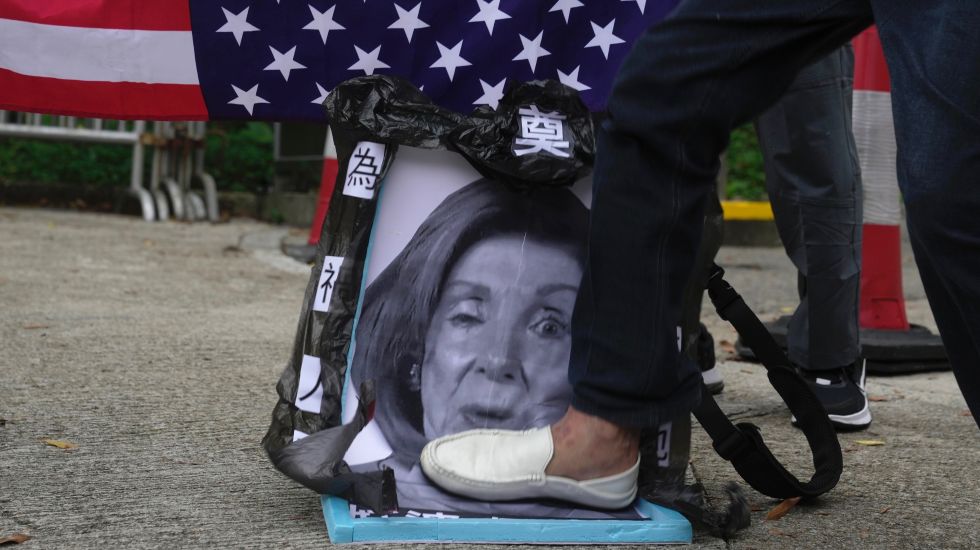 Pro-China-Demonstranten treten vor der US-Botschaft in Hongkong auf ein Bild von Nancy Pelosi