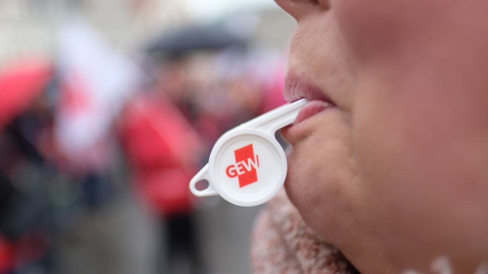 Eine Teilnehmerin einer Kundgebung der Gewerkschaft Erziehung und Wissenschaft (GEW) mit einer Trillerpfeife.