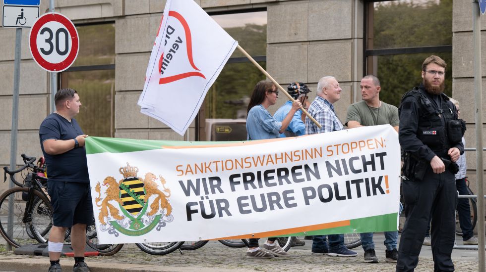 Einige Demonstranten halten am Rande der Klausurtagung der SPD-Bundestagsfraktion ein Transparent der rechtsextremen Kleinstpartei «Freie Sachsen» mit der Aufschrift "Sanktionswahnsinn stoppen: Wir frieren nicht für eure Politik!“