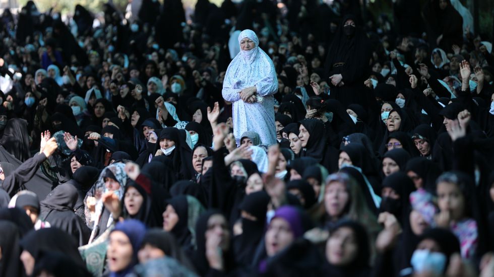 Kopftuch-Debatte wegen Protesten im Iran - Feministische Schützenhilfe für das islamistische Regime