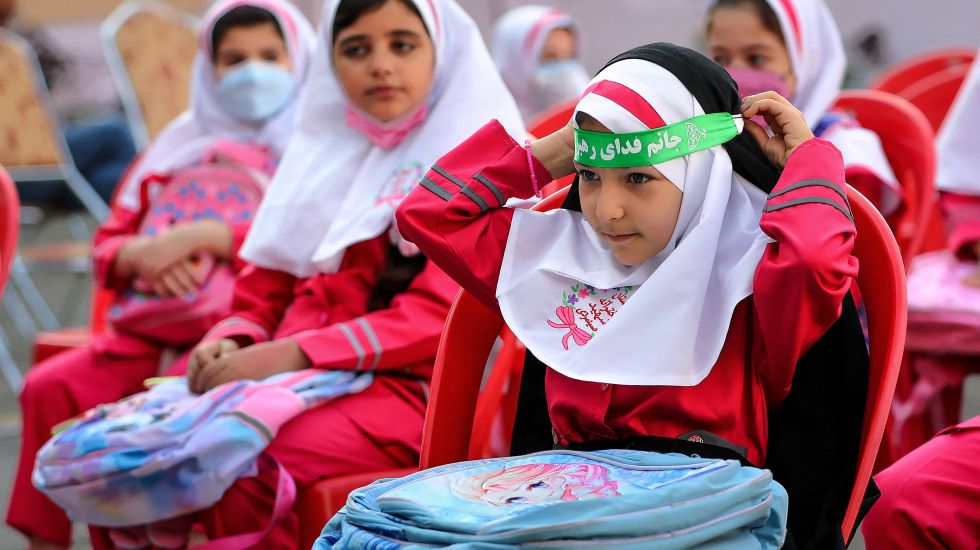 Verschleierte iranische Schulmädchen