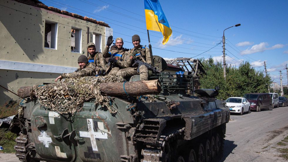 Ukrainische Soldaten fahren auf einem gepanzerten Mannschaftswagen in der Stadt Isjum in der Region Charkiw, die kürzlich von den ukrainischen Streitkräften zurück erobert wurde. 