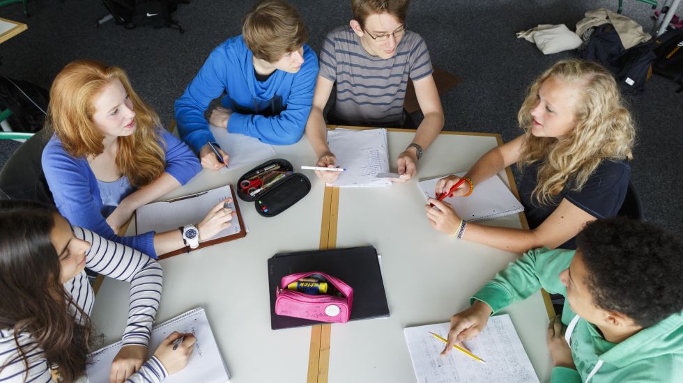 Schüler lernen in einem Klassenzimmer