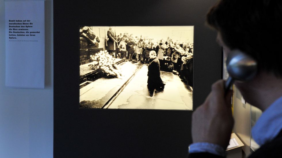 Bild des Kniefalls von Willy Brandt im Historischen Museum in Hannover / dpa