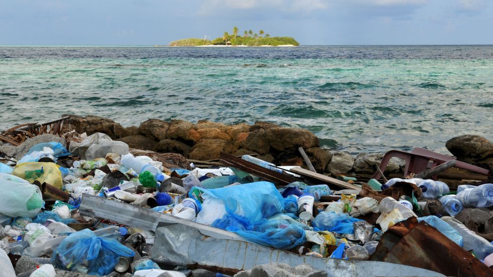 Müll vor einer Insel im Pazifik
