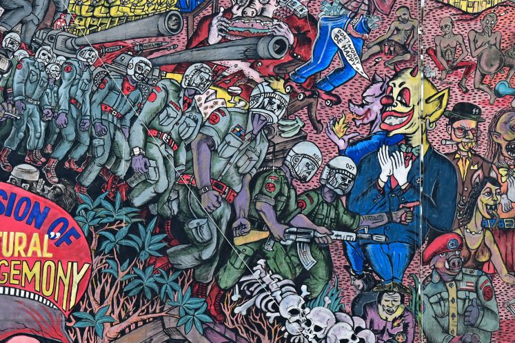 Ein Ausschnitt des umstrittenen Großgemäldes des indonesischen Künstlerkollektivs Taring Padi auf dem Friedrichsplatz. Erneut gibt es Antisemitismus-Vorwürfe gegen die documenta fifteen. Auf dem Banner sind mehrere antisemitische Motive zu sehen.