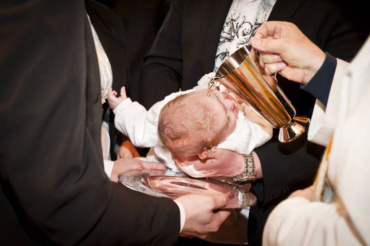Kind bei der Taufe